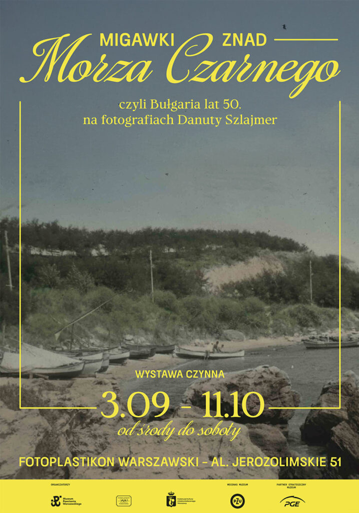Exhibition poster for “Migawki znad Morza Czarnego”, featuring an archival photograph of the Bulgarian coast and moored boats.