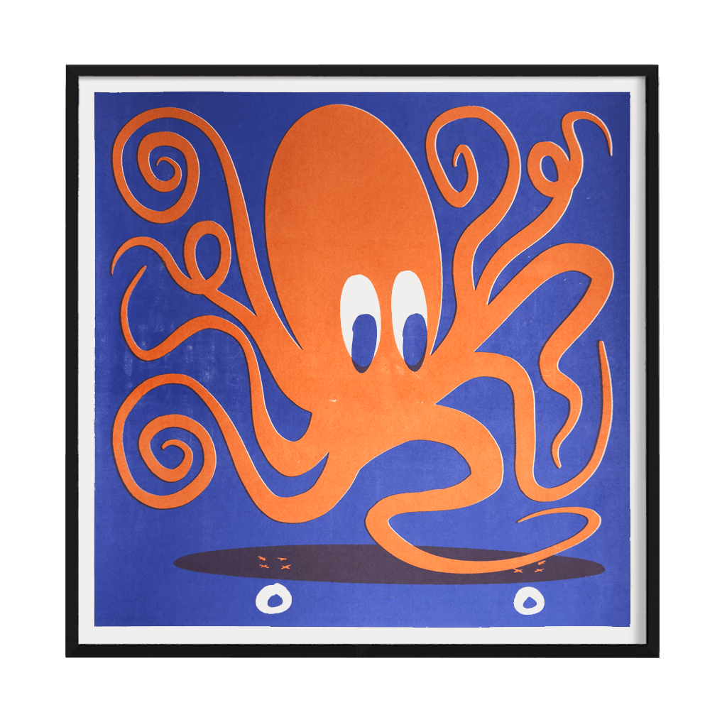 Ręcznie drukowany plakat przedstawiający ośmiornicę jadącą na deskorolce, w kolorach niebieskim i pomarańczowym, projekt Michała Włodka.