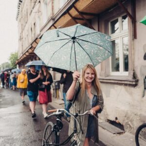Uczestnicy spaceru po Księżu Małym z parasolami.