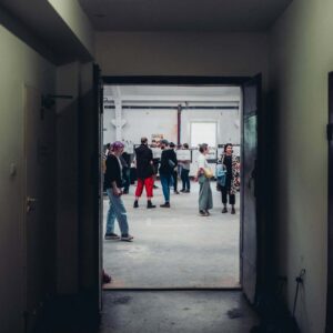 Widok sali wystawowej z odwiedzającymi podczas wydarzenia na Księżu Małym.