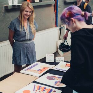 Stoisko z autorskimi grafikami i plakatami Pracowni Witryna podczas wystawy.