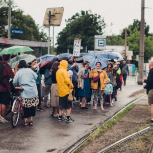 Rozmowy uczestników i autorów podczas otwarcia wystawy.