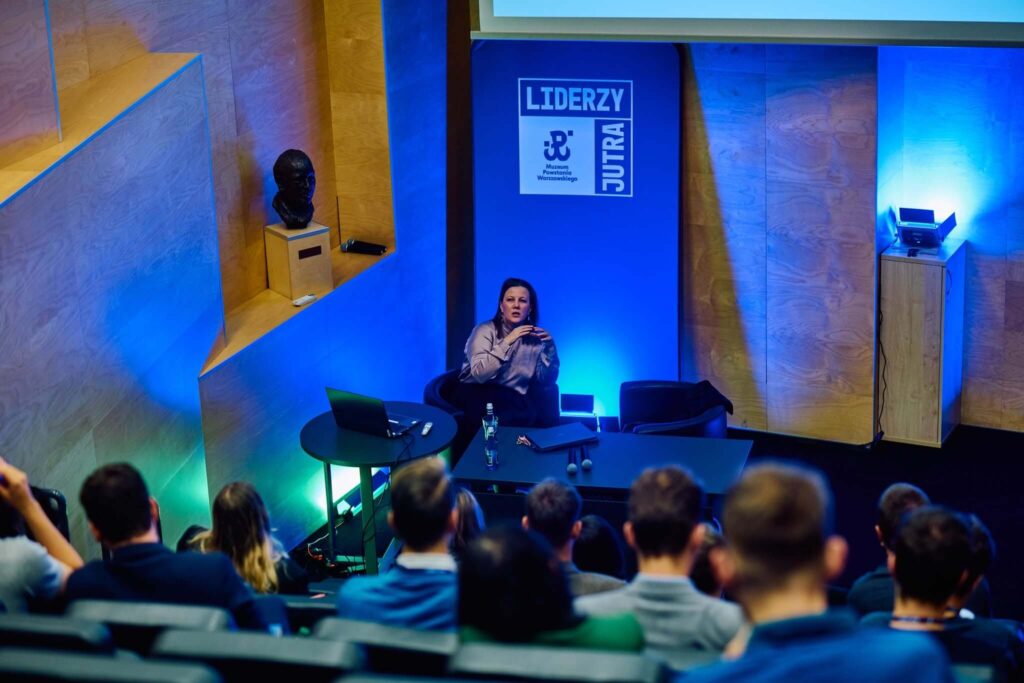 A speaker talks with Liderzy Jutra conference attendees after the lecture.