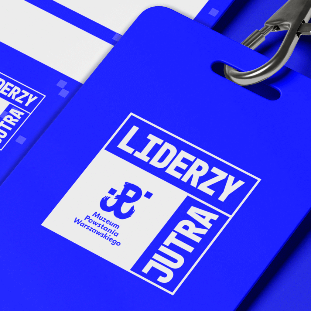 Identyfikacja wizualna wydarzenia konferencji Liderzy Jutra dla Muzeum Powstania Warszawskiego – identyfikator uczestnika z logo wydarzenia.