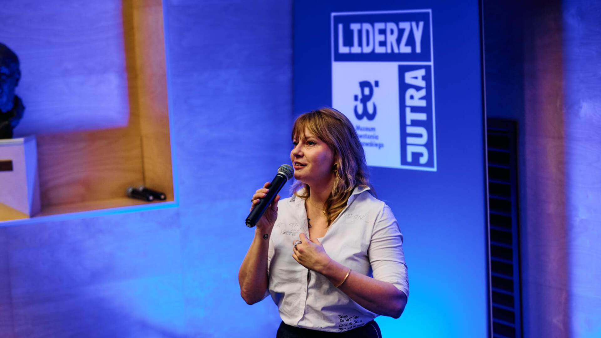 Prelegentka podczas wydarzenia Liderzy Jutra prezentująca projekt identyfikacji wizualnej przygotowany dla Muzeum Powstania Warszawskiego.