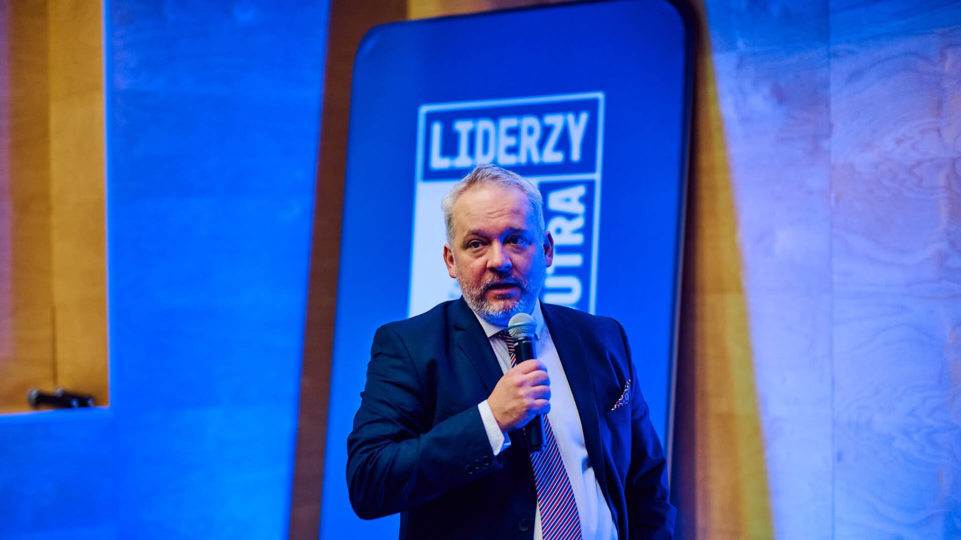 Prelegent podczas konferencji Liderzy Jutra prowadzony w oprawie graficznej wydarzenia.
