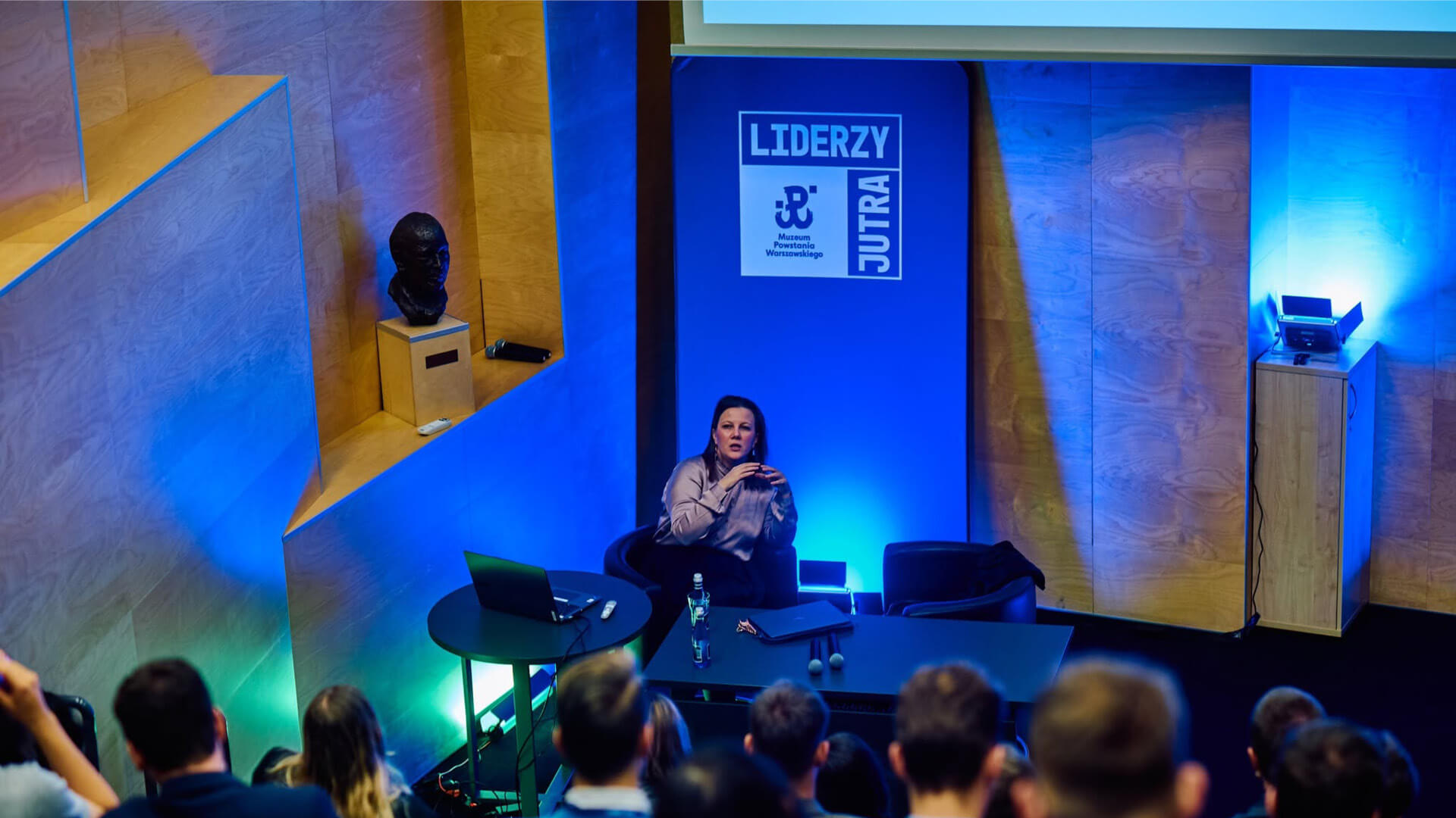 Identyfikacja wizualna wydarzenia Liderzy Jutra podczas wykładów i paneli dyskusyjnych na których są uczestnicy programu