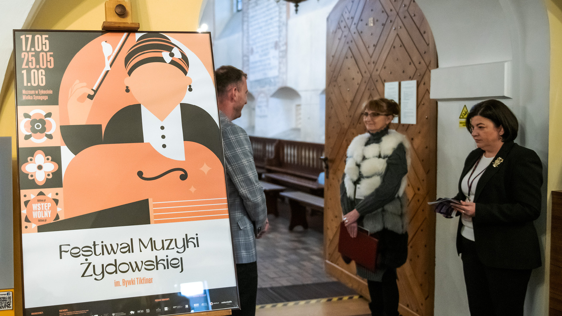 Identyfikacja wizualna festiwalu – plakat na stojaku podczas Festiwalu Muzyki Żydowskiej im. Rywki Tiktiner, edycja 2025