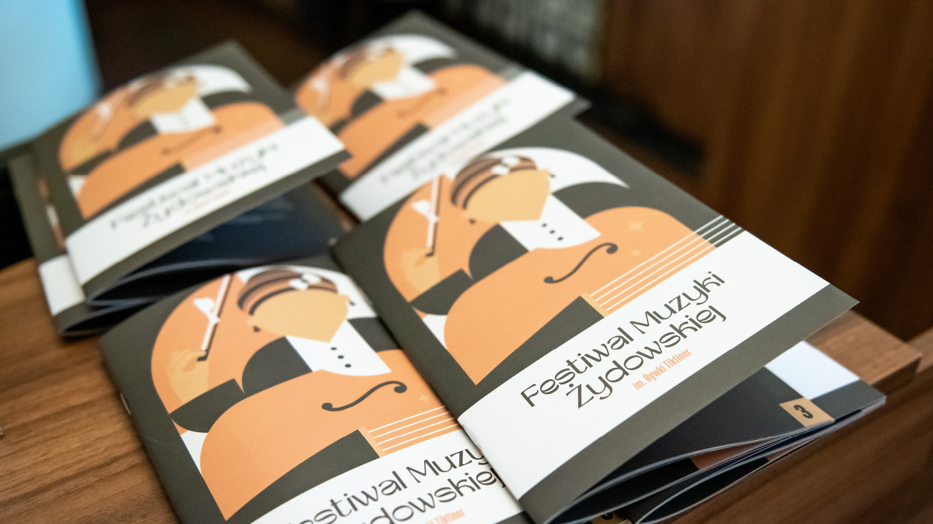 Identyfikacja wizualna festiwalu – wydrukowane katalogi wydarzenia Festiwalu Muzyki Żydowskiej im. Rywki Tiktiner, edycja 2025