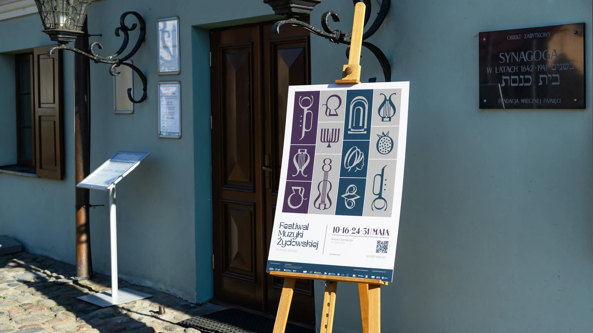 Identyfikacja wizualna festiwalu – plakat przed Wielką Synagogą w Tykocinie, Festiwal Muzyki Żydowskiej im. Rywki Tiktiner, edycja 2026