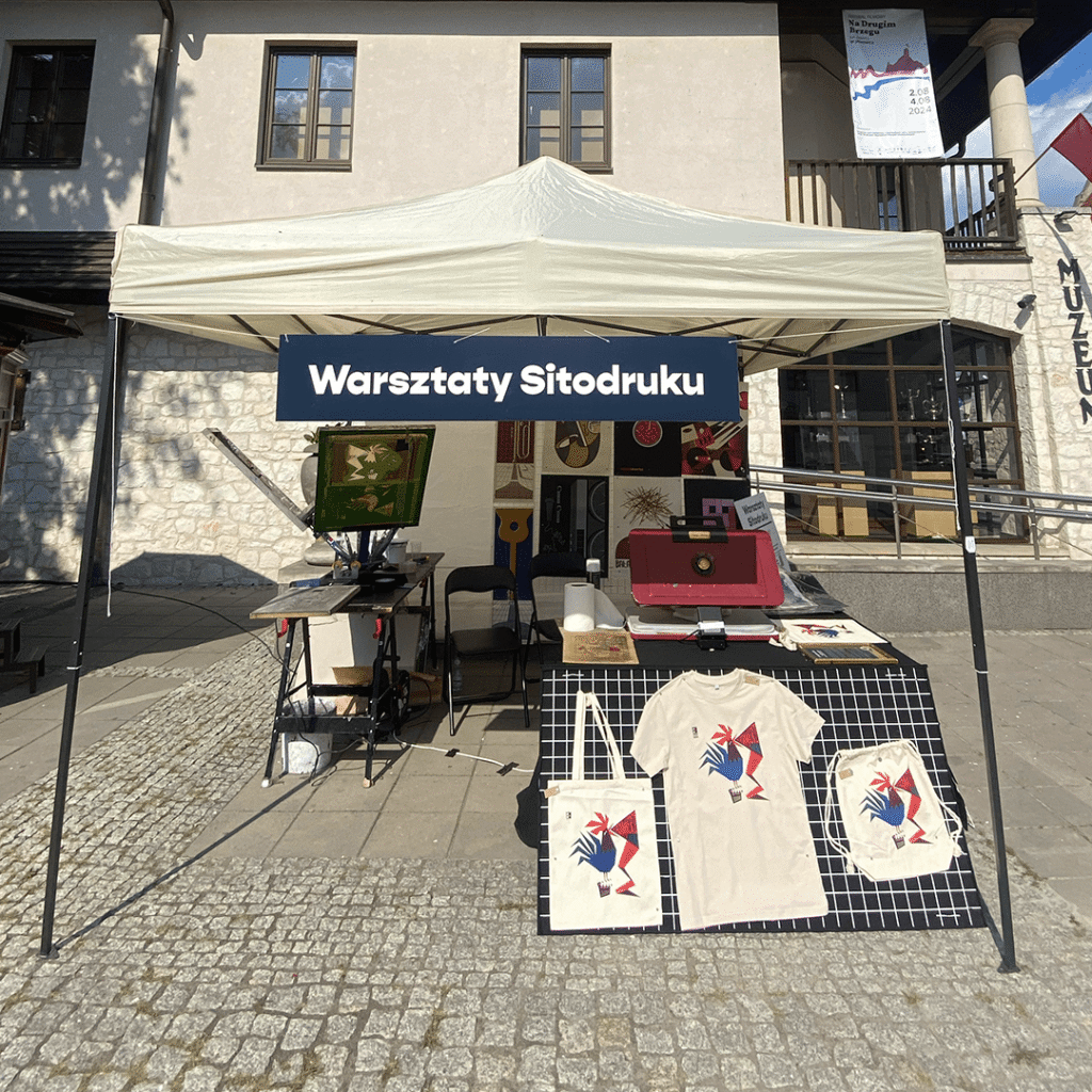 Warsztaty artystyczne dla instytucji kultury – stoisko warsztatowe przed Muzeum Nadwiślańskim w Kazimierzu Dolnym podczas festiwalu Dwa Brzegi