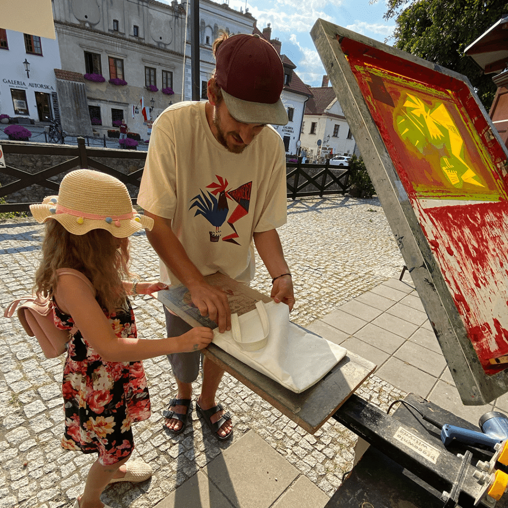 Warsztaty artystyczne dla instytucji kultury – stoisko warsztatowe przed Muzeum Nadwiślańskim w Kazimierzu Dolnym podczas festiwalu Dwa Brzegi