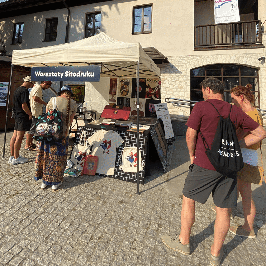 Warsztaty artystyczne dla instytucji kultury – stoisko warsztatowe przed Muzeum Nadwiślańskim w Kazimierzu Dolnym podczas festiwalu Dwa Brzegi