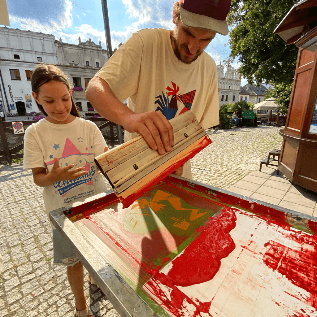 Warsztaty artystyczne dla instytucji kultury – stoisko warsztatowe przed Muzeum Nadwiślańskim w Kazimierzu Dolnym podczas festiwalu Dwa Brzegi