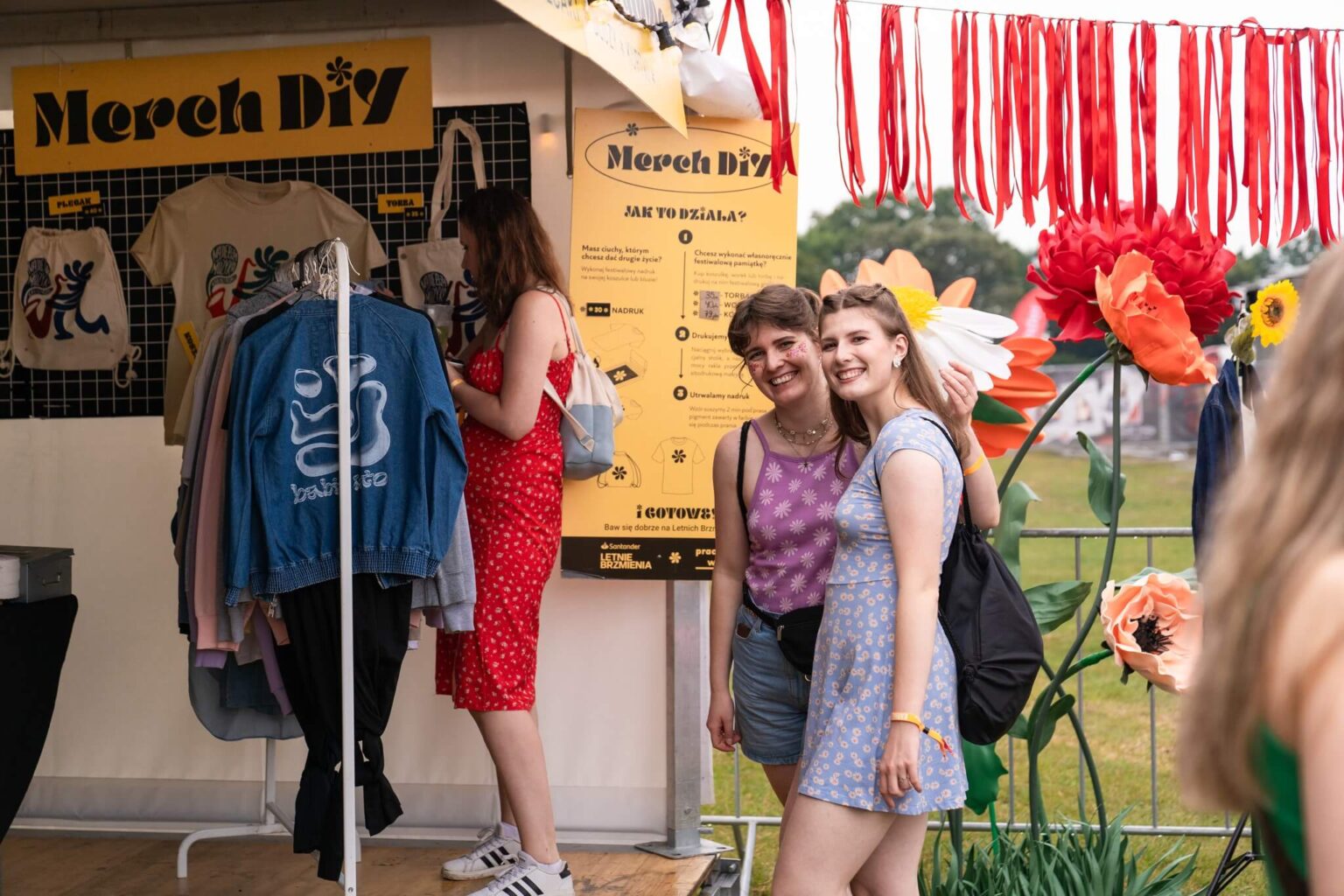 Warsztaty sitodruku na evencie Letnie Brzmienia – stanowisko warsztatowe