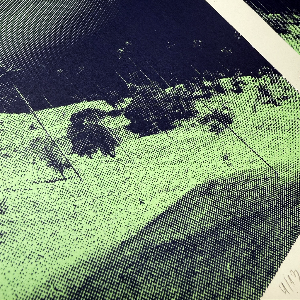 Plakat Dolina Cocora – detal sitodruku Detal rastrowego sitodruku na plakacie Dolina Cocora – zbocze z palmami w zieleni i granacie