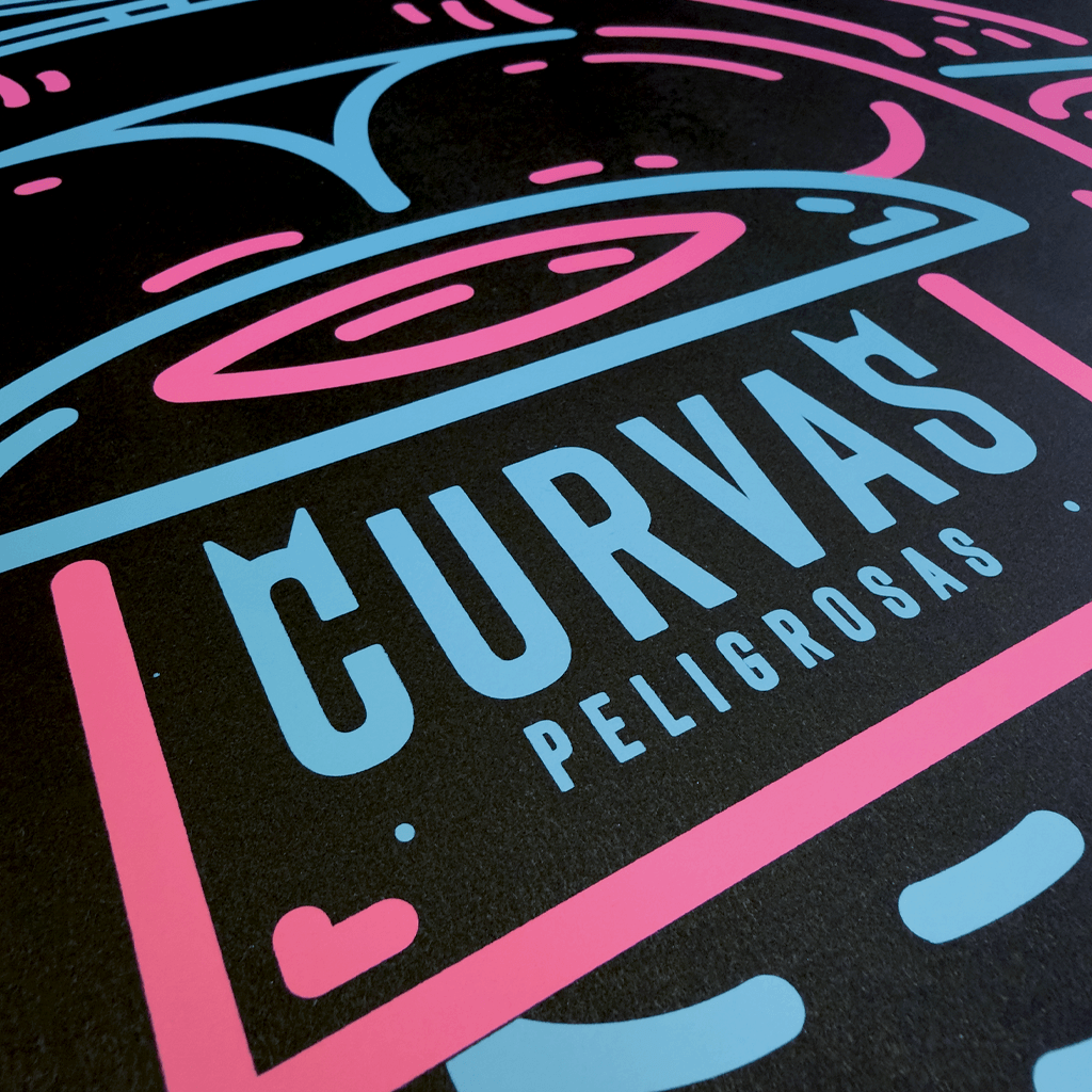 Plakat Curvas Peligrosas – detal sitodruku Detal sitodruku na plakacie motocyklowym – napis Curvas Peligrosas w błękicie i różu na czarnym papierze
