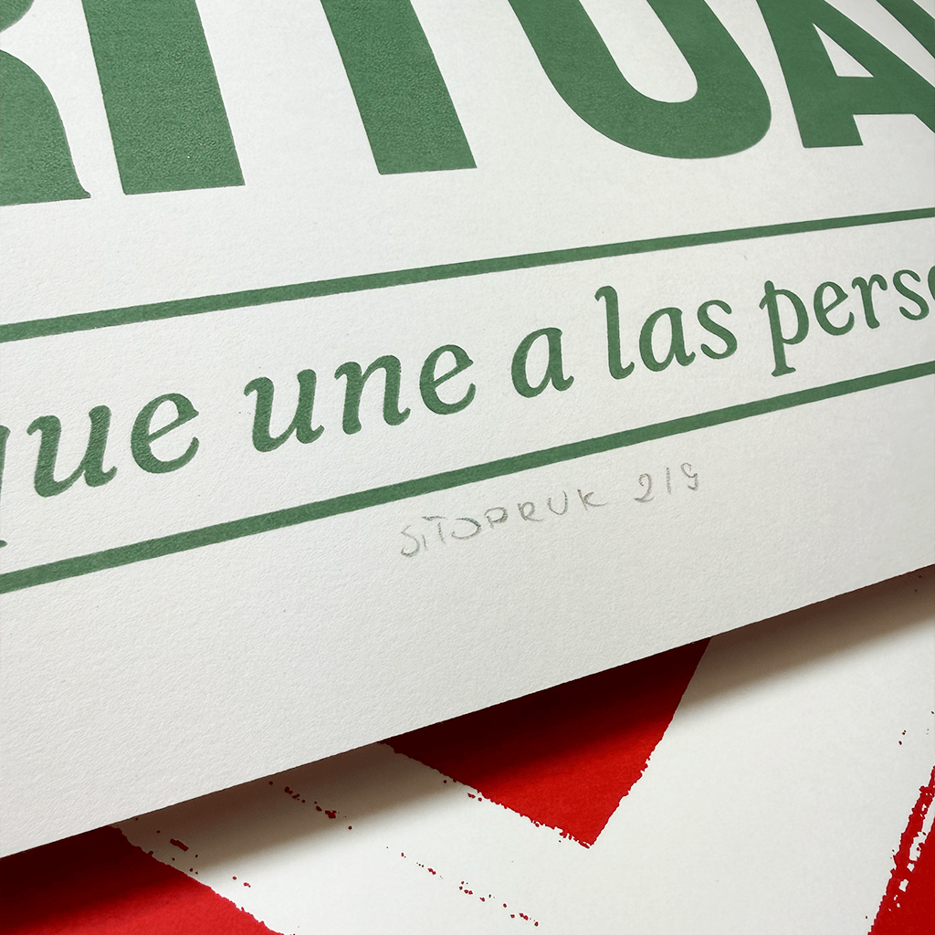 Plakat El Ritual – detal napisu i numeracja Detal plakatu El Ritual – hasło Un sabor que une a las personas i numeracja ołówkiem