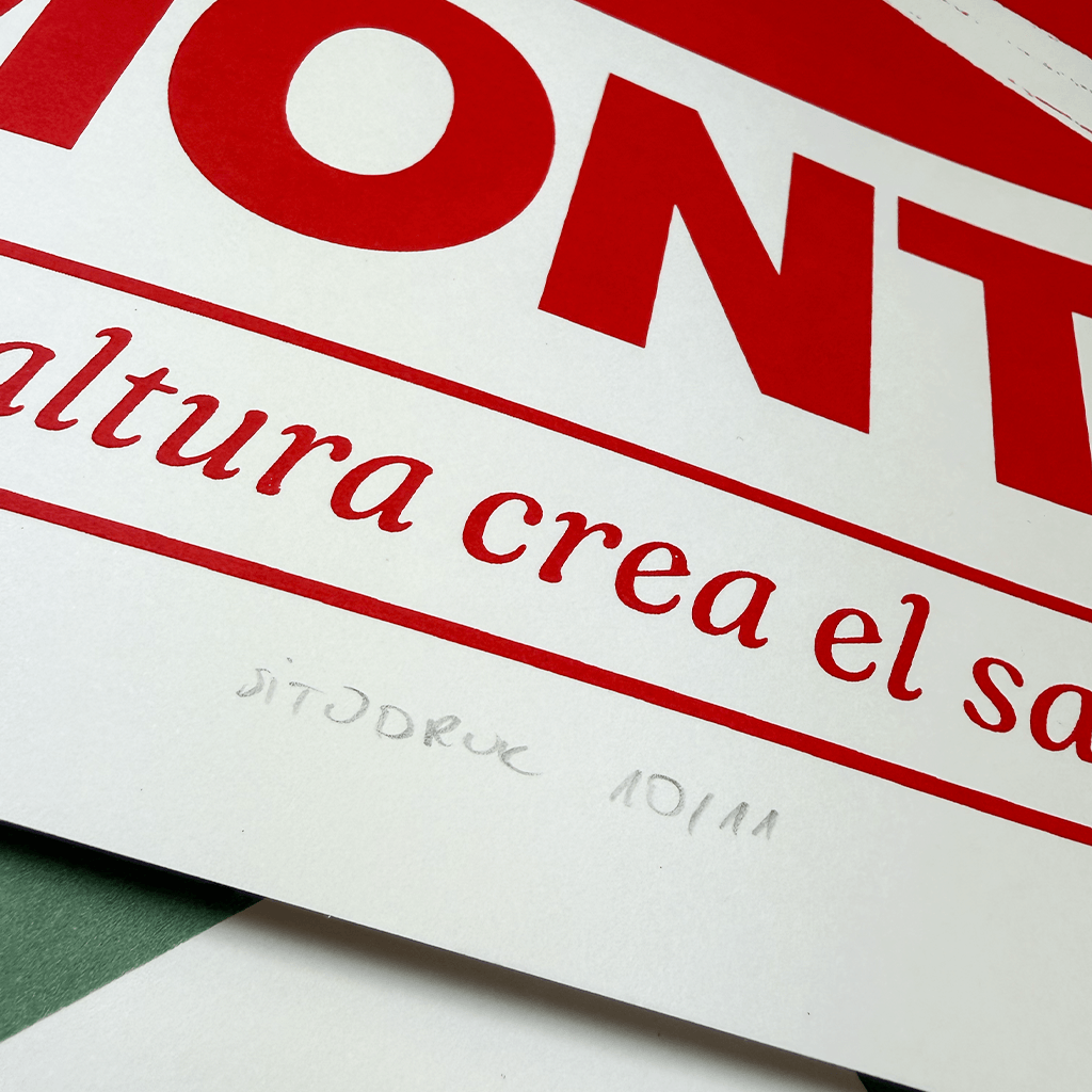 Plakat La Montana – detal sitodruku i numeracja Detal plakatu La Montana – hasło La altura crea el sabor i numeracja ołówkiem na kremowym papierze