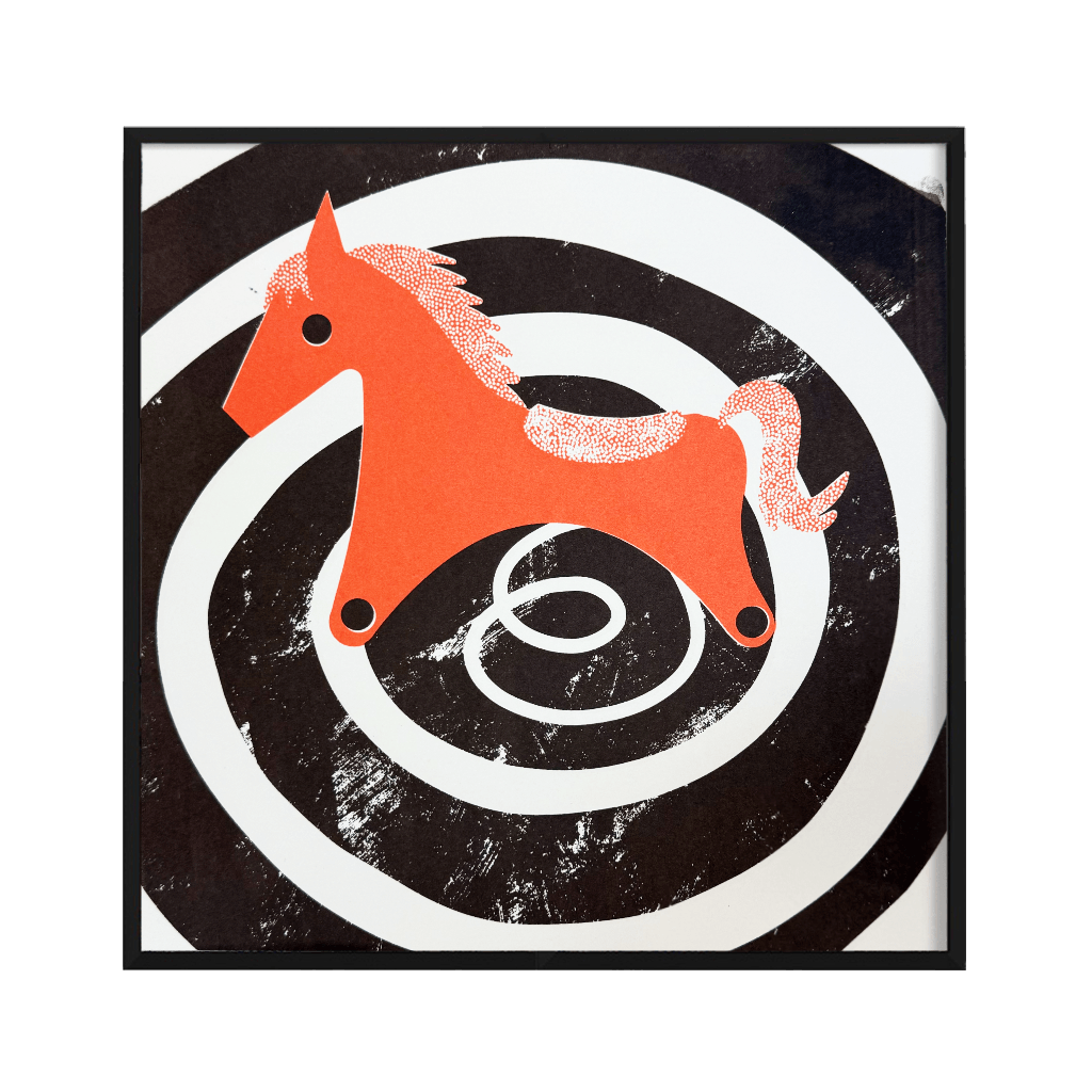 Plakat Plac Zabaw – pomarańczowy konik na sprężynie na czarno-białej spirali, sitodruk